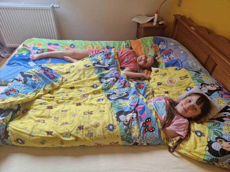 Děti při tvoření a hře